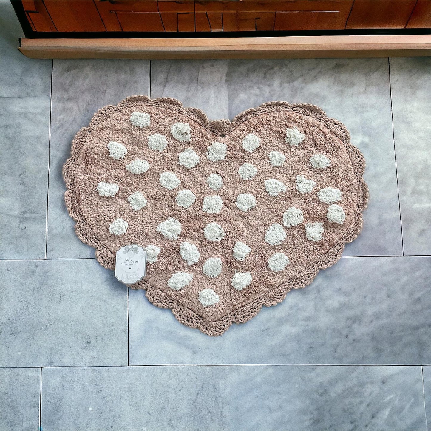 HEART- SHAPED RUG WITH CROCHET